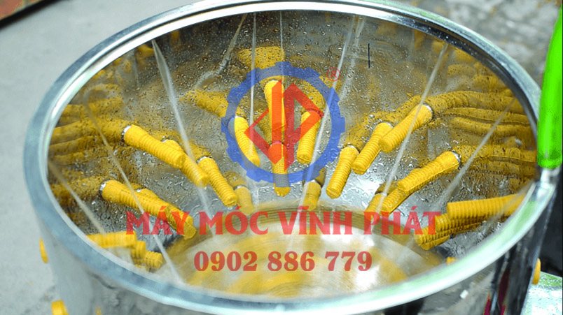 Bên trong máy vặt lông gà vịt Vĩnh Phát khi hoạt động