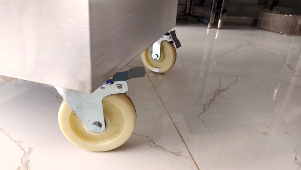 Chân bánh xe tủ hấp cơm 6 khay, tủ nấu công nghiệp Vĩnh Phát