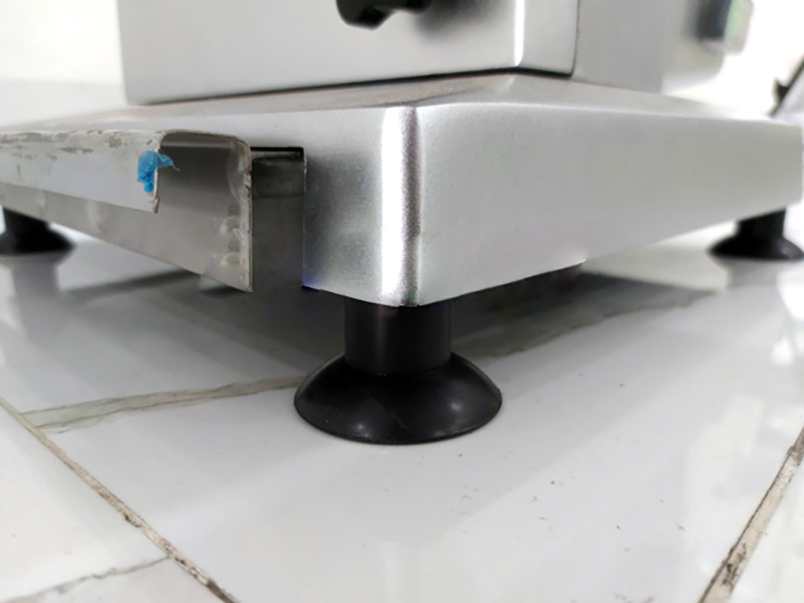 Chân đế cao su của máy cưa xương J210 Vĩnh Phát phân phối