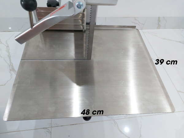 Mặt bàn của máy cưa xương J210 Vĩnh Phát cung cấp
