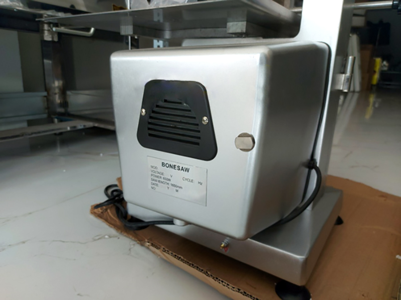 Bộ phận tản nhiệt cho động cơ của máy cưa xương J210