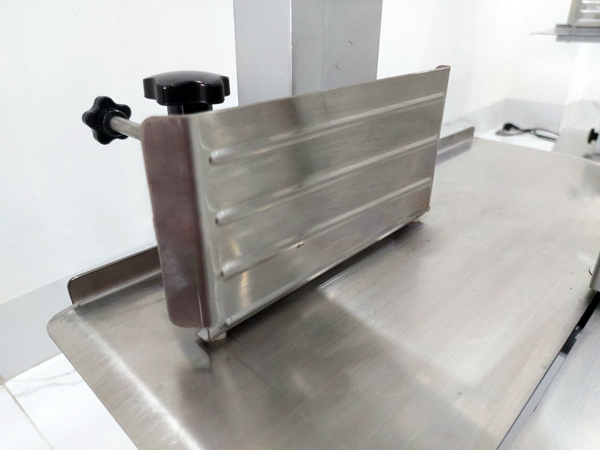 Mặt bàn cưa của máy cưa xương bò heo, máy cắt thịt đông lạnh J210
